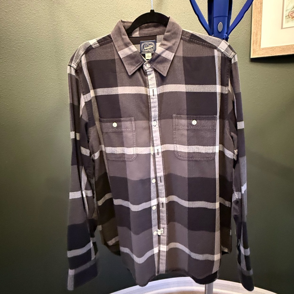 J crew men’s size large button down